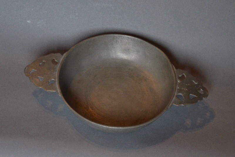 écuelle à oreilles ajourées