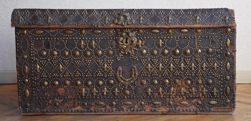 Coffre en bois orné de clous et de fleurs de lys