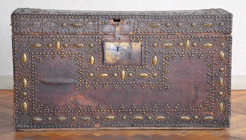 Coffre en bois orné de clous en cuivre doré