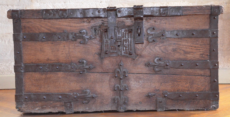 Coffre gothique à fleurs de lys