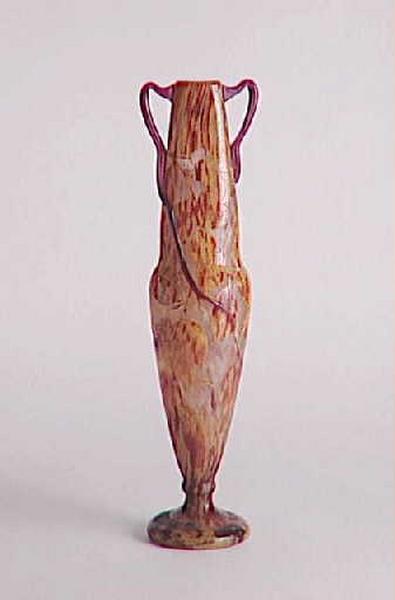 Vase Hêtre ; Vase urne élancé à deux anses. Décor de feuilles d'hêtre rouge (Dénomination Daum)