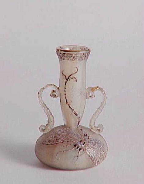 Vase Libellule et pervenches (Catalogue aquarellé n° de référence 830) ; Porte-bouquet à deux anses. Décor de libellules (Dénomination Daum.)