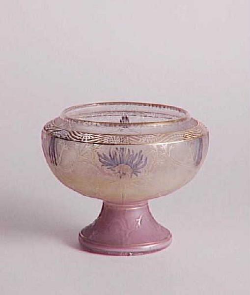 Vase Chardons (Catalogue aquarellé n° de référence 2070) ; Vasque à pied large. Décor de chardons bleus, fond rose et ivoire. (Dénomination Daum)