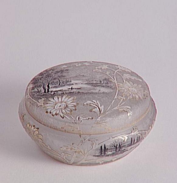 Bonbonnière à décor de paysage lacustre