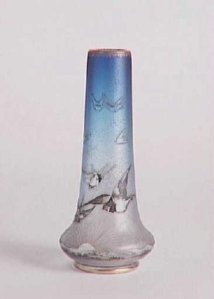 Vase à décor d'hirondelles ; Vase cylindrique. Décor d'hirondelles, bleu nocturne. (Dénomination Daum.)