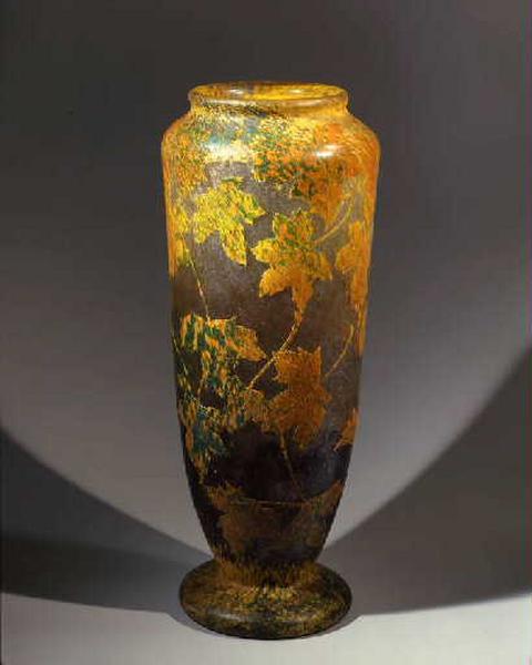 Vase Platane ; Grand vase urne. Décor de feuilles de platane. (Dénomination Daum.)