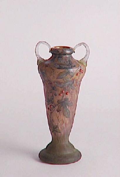 Vase Bryone ; Vase urne à deux anses. Décor de bryones. (Dénomination Daum.)