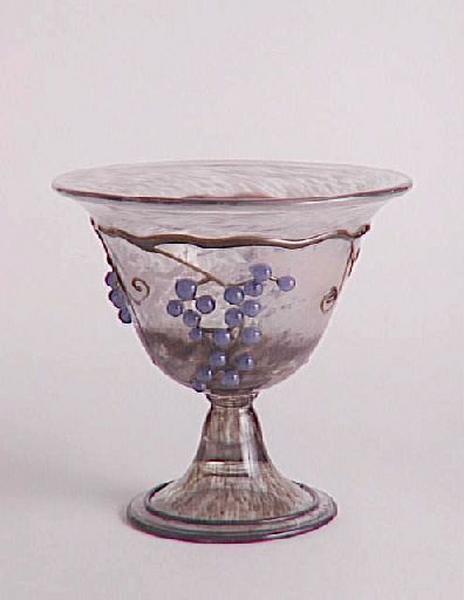 Coupe à décor de raisins stylisés