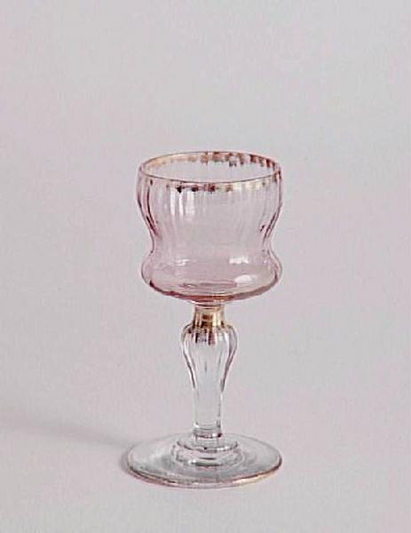 Verre à vin du Rhin service Ducal. Décor doré à hachures ; Verre de table à côtes vénitiennes