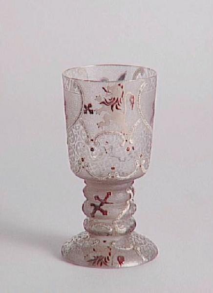 Verre à décor de fleurs de lys et de croix de Lorraine