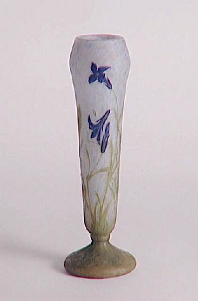 Vase Gentiane (Catalogue aquarellé n° de référence 3772) ; Vase à pied et col rentrés. Décor de gentianes (Dénomination Daum)