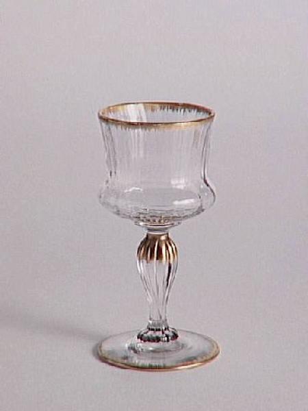 Verre à vin service Ducal. Décor doré à hachures ; Verre n°5, doré à hachures (Appellation Daum)