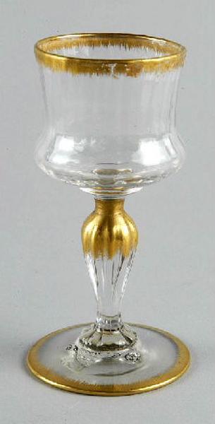 Verre à vin service Ducal. Décor doré à hachures ; Verre n°5 bis, décor doré à hachures (Appellation Daum)