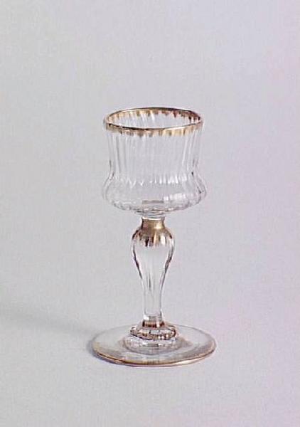 Verre à vin service Ducal. Décor doré à hachures ; Verre n°6 bis, doré à hachures (Appellation Daum)