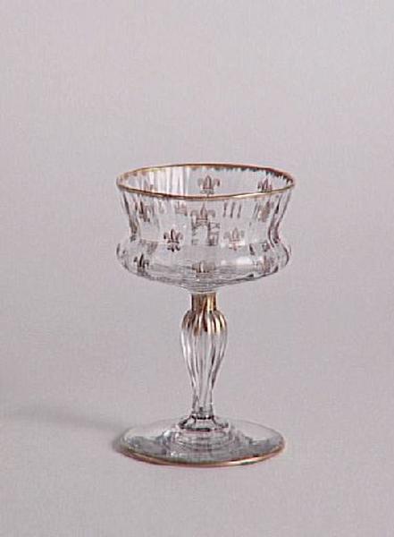 Coupe à champagne service Ducal. Décor à semis de lys ; Coupe à Champagne, gravé, doré à semis de lys (Appellation Daum)