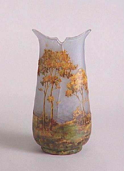 Vase à décor de paysage aux arbres jaunes