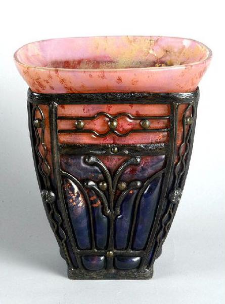 Vase à monture métallique, verre de jade