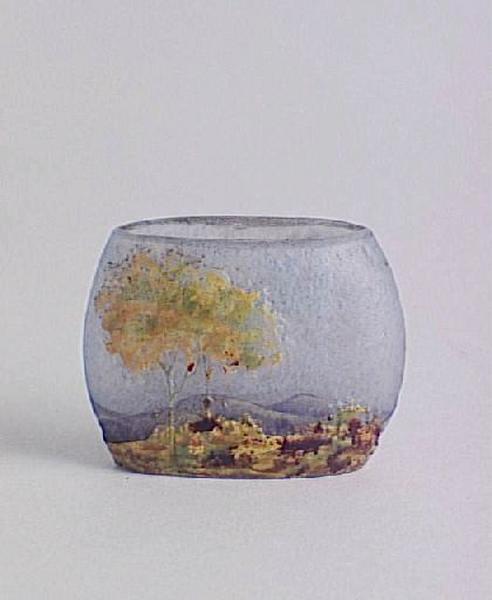 Vase à décor de paysage aux arbres jaunes