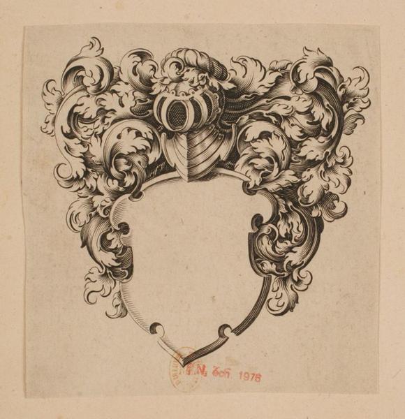 Cartouche sommé d'un heaume feuillagé