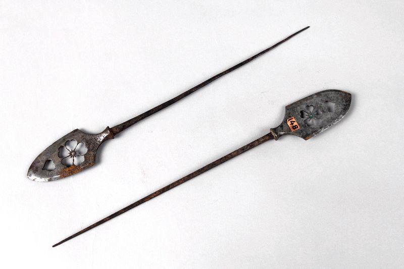 Fer de flèche orné à fleurs de cerisier