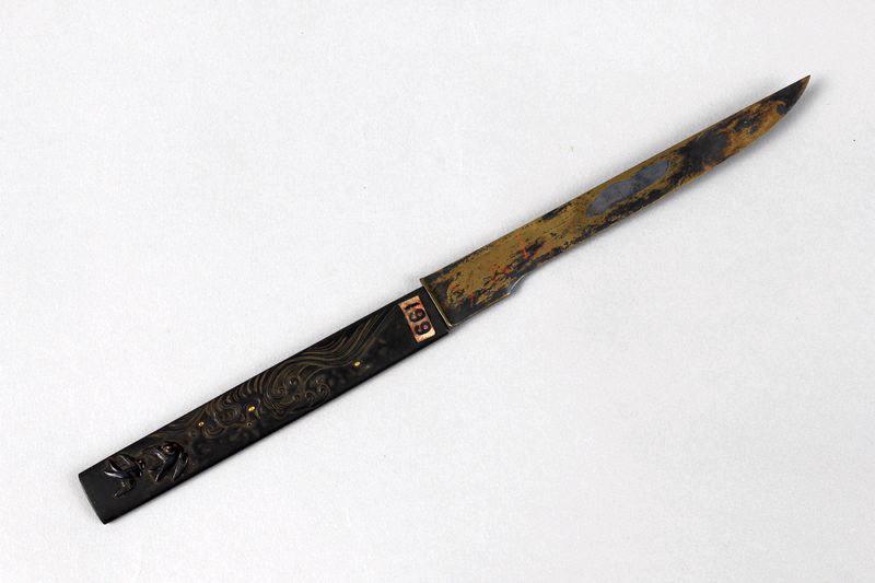 Kozuka orné de deux oiseaux en plein vol au-dessus des vagues de la mer