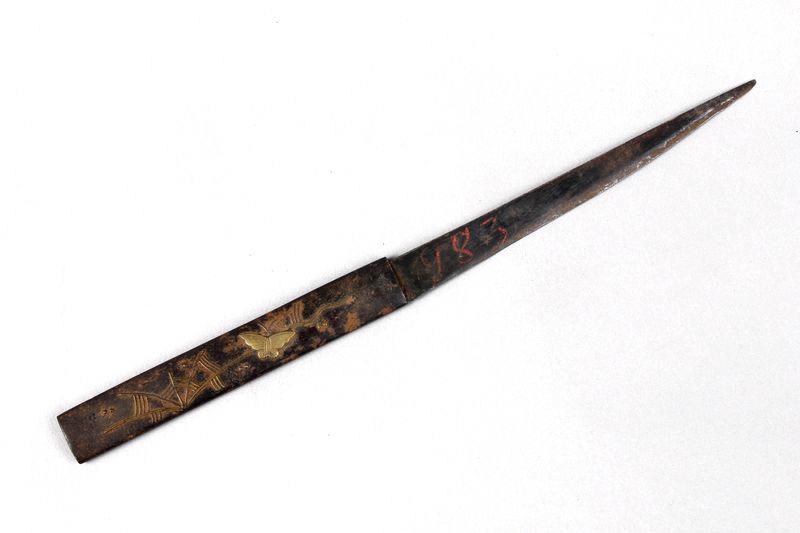 Kozuka orné d'une toile d'araignée et d'un papillon aux ailes déployées