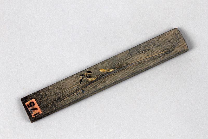 Manche de kozuka orné d'un iris en relief et d'un oiseau en vol, gravé