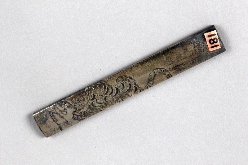 Manche de kozuka orné d'un tigre lapant de l'eau