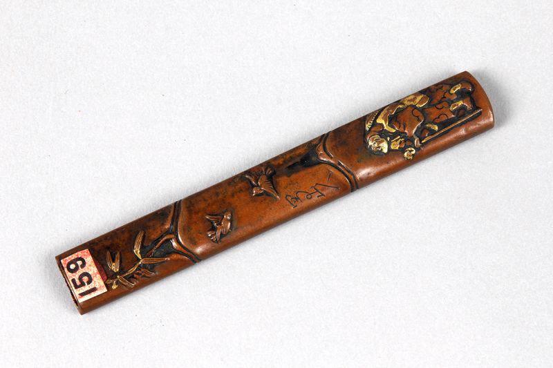 Manche de kozuka orné d'un personnage marchant à l'aide d'une canne, de deux oiseaux en vol et d'un bambou