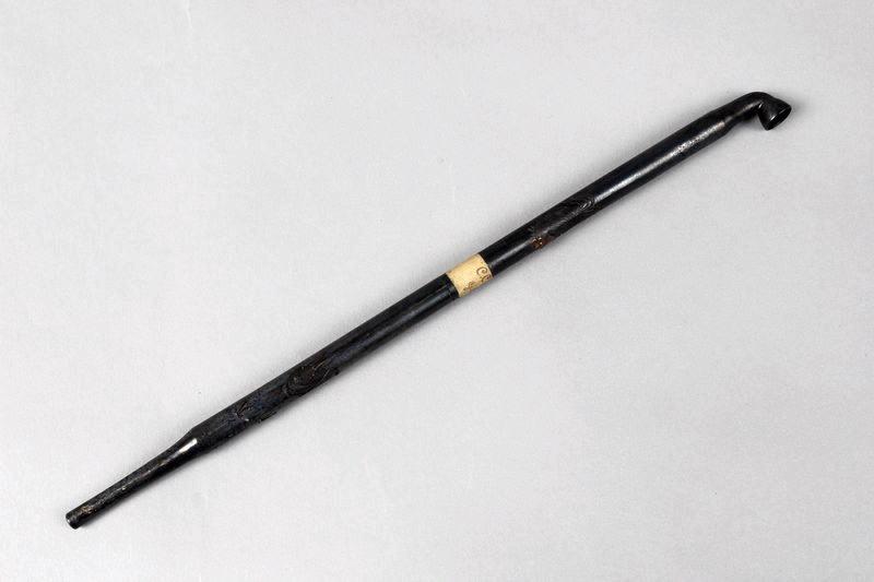 Pipe ornée de lapins, coq et bambou