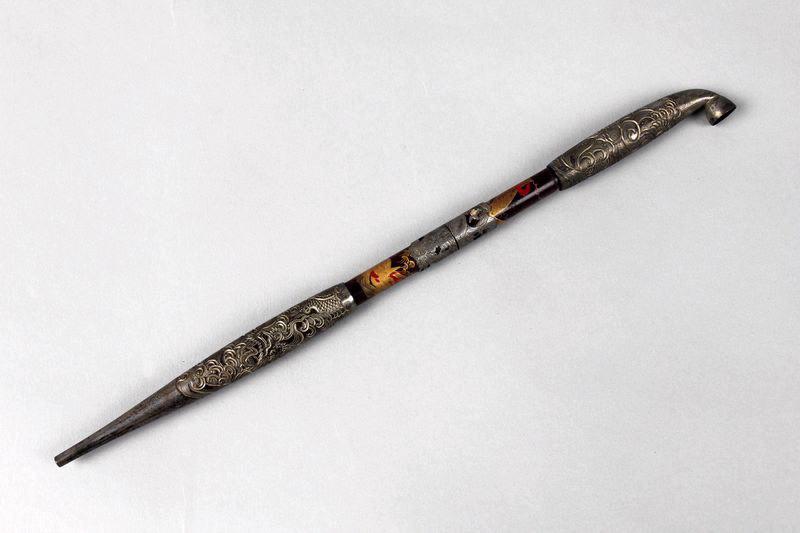 Pipe ornée de dragons