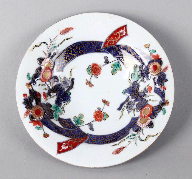 Coupe imitation imari décorée de deux rubans bleu et rouge et de chrysanthèmes
