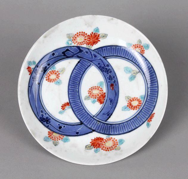 Coupe imari ornée de deux anneaux et de chrysanthèmes
