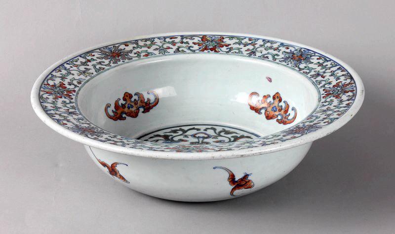 Bassin à décor végétal et à chauve-souris