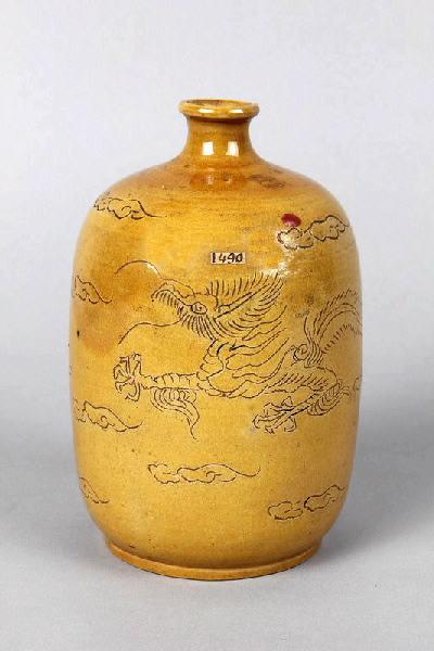 Bouteille à saké orné d'un dragon volant dans les nuages