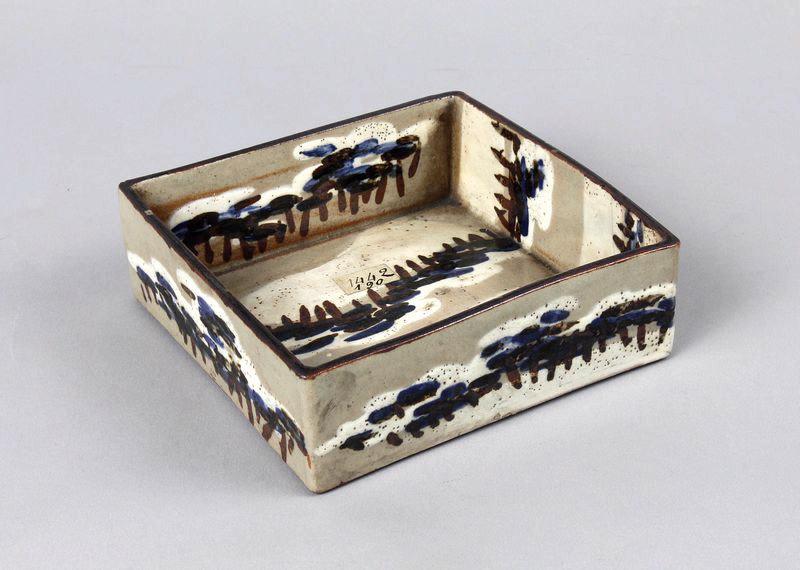 Plat à aliments (Mukôzuke) orné d'un paysage de pins sur fond de neige