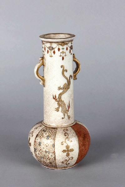 Bouteille satsuma à décor de brocart doré avec deux dragons