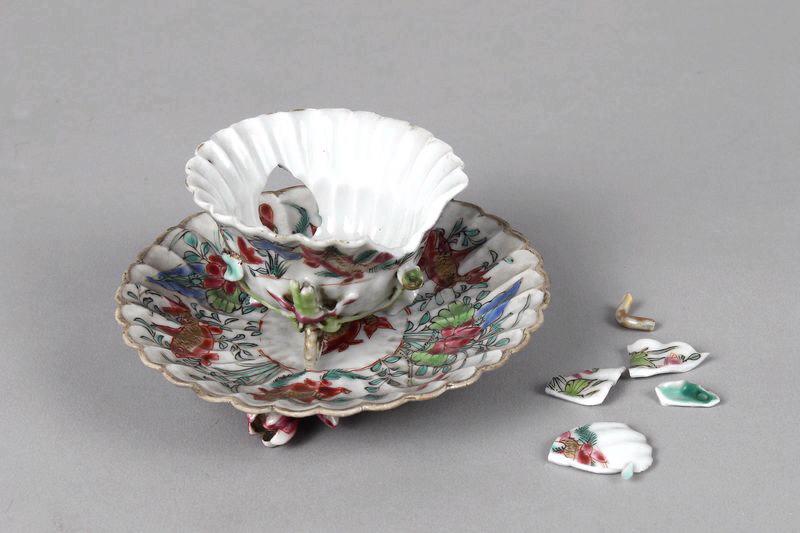 Tasse et soucoupe ornées de plantes aquatiques et de poissons