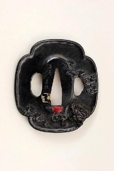 Garde de sabre ornée d'un dragon entouré de nuages