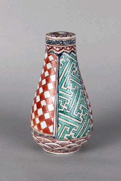 Vase kutani en forme de poire orné de motifs géométriques