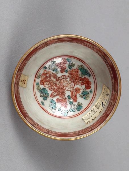 Tasse en porcelaine de Kaga ornée de symboles et d'une chimère