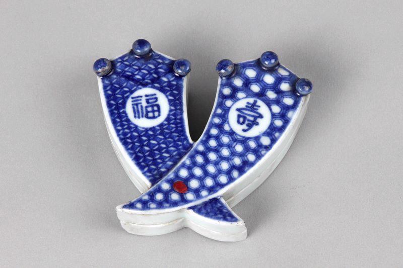 Boîte en porcelaine d'Owari en forme de deux clous de girofle entrecroisés