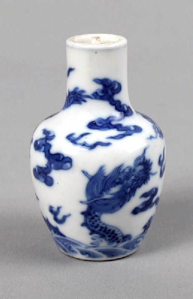 Petite tabatière en forme de vase ornée d'un dragon marin et d'un dragon volant