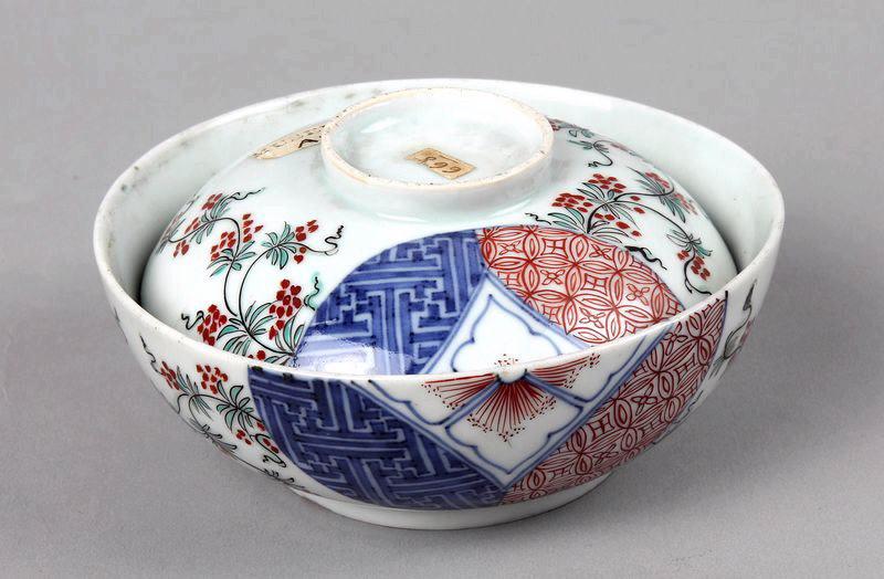 Bol et son couvercle ornés de motifs géométriques, fleurs et rinceaux