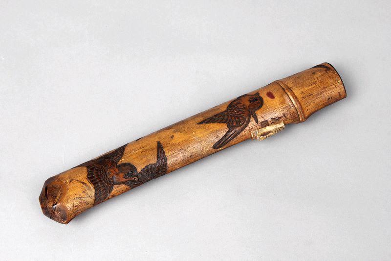 Etui à pipe orné d'un vol de moineaux et d'une touffe de feuilles de bambou
