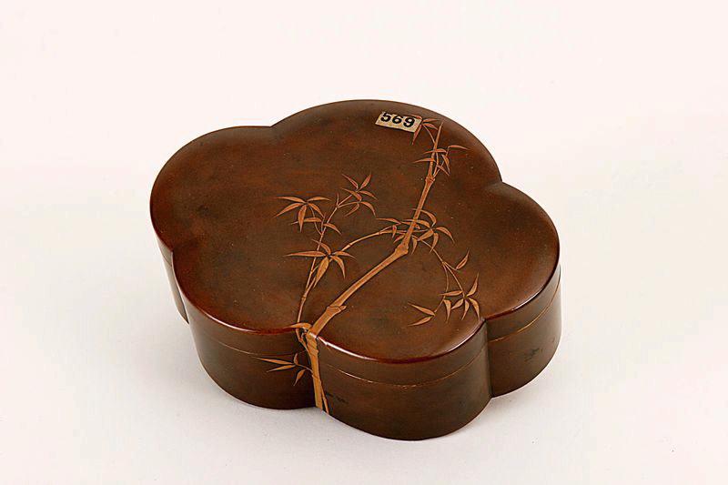 Boîte ornée de paysage avec cascade et bambou