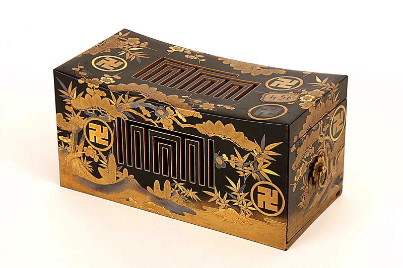 Oreiller orné d'un paysage de pins, bambous et pruniers en fleurs