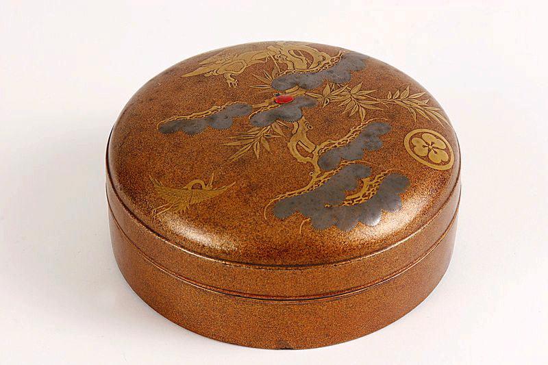 Boîte ornée d'un paysage de pins, bambous et d'une grue