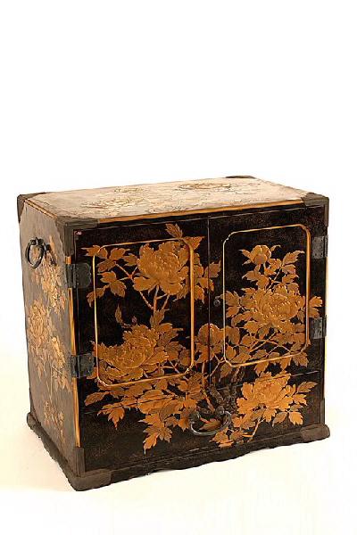 Meuble de cabinet (Tansu) orné de pivoines à l'extérieur et de cigognes à l'intérieur