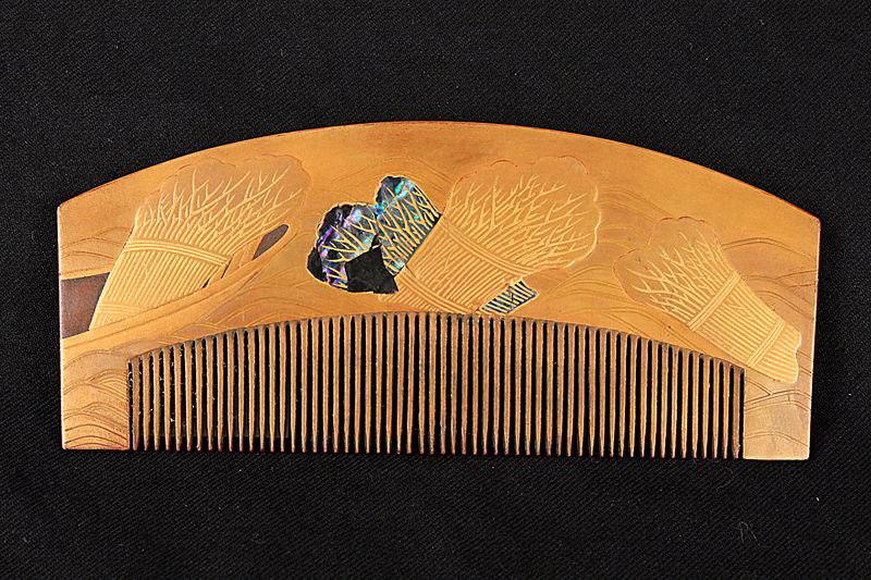 Peigne (Kushi) orné de barques chargées de fagots sur les flots